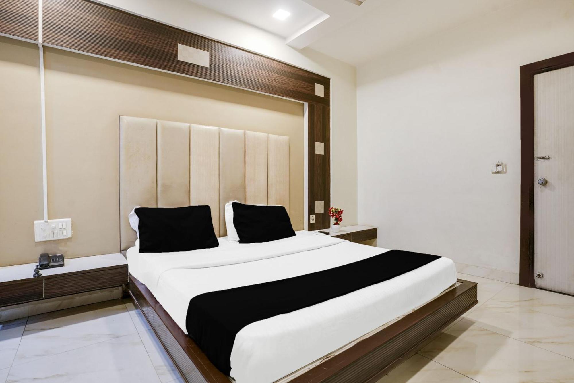 Hotel O Vanya Palace Ahmedabad Exterior foto
