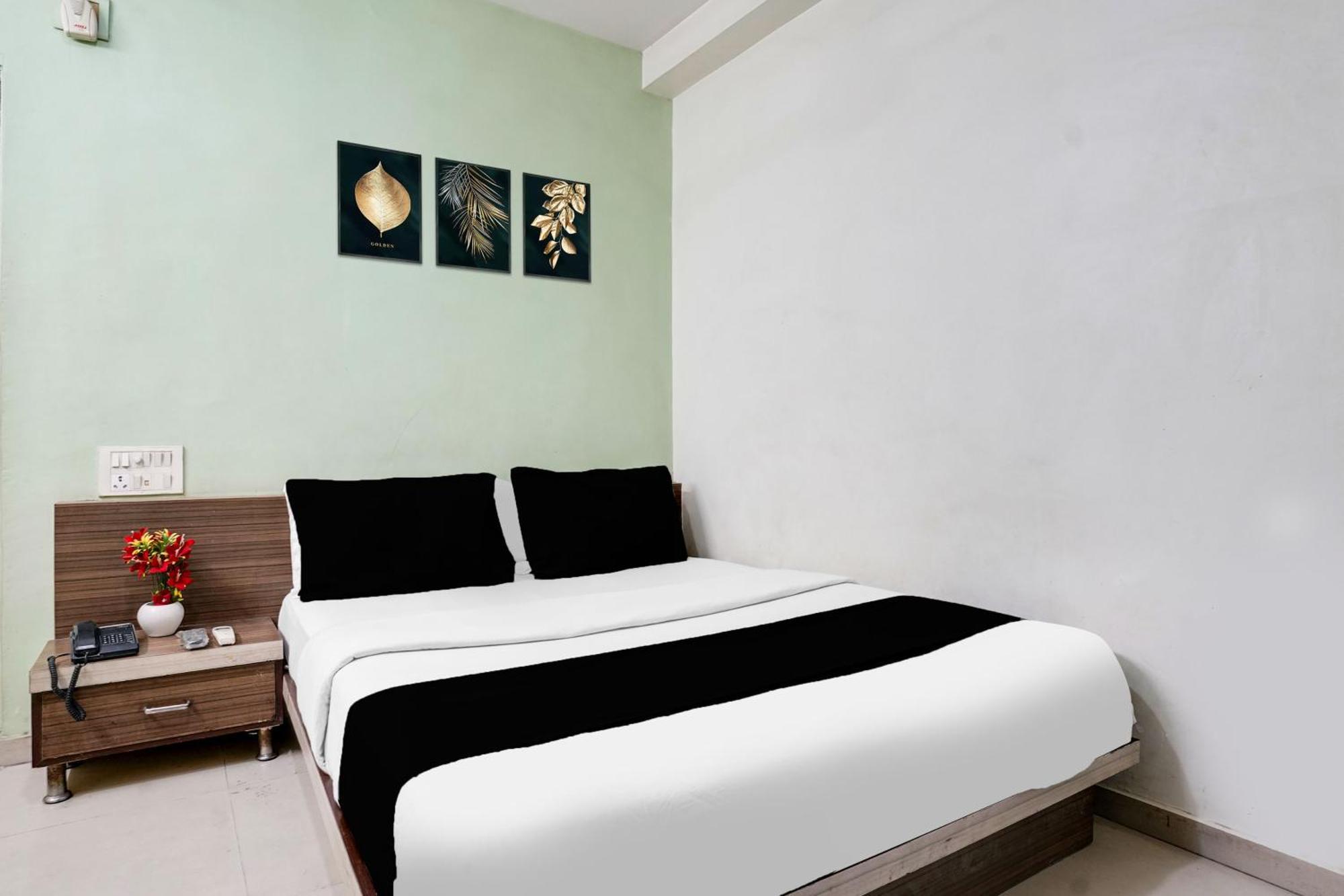 Hotel O Vanya Palace Ahmedabad Exterior foto
