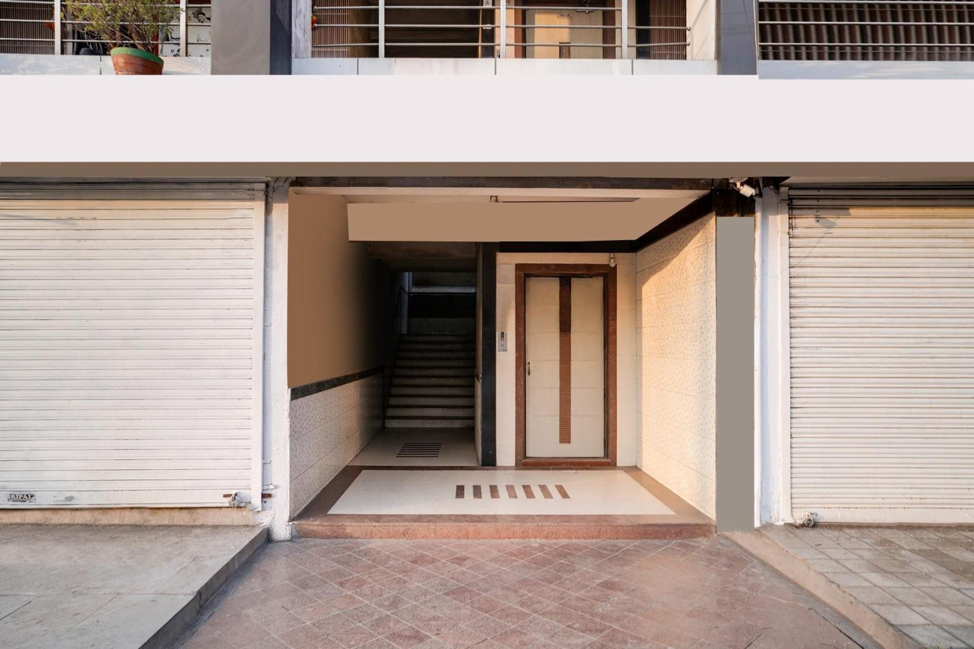 Hotel O Vanya Palace Ahmedabad Exterior foto